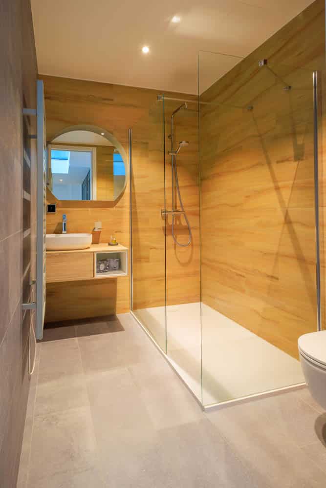 grande cabine de douche en Conciergerie airbnb haut de gamme versailles