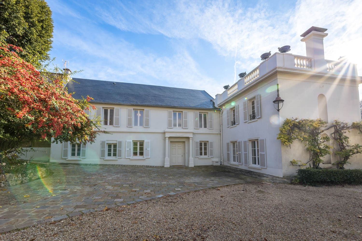 grande maison avec parvis disponible pour production vidéo