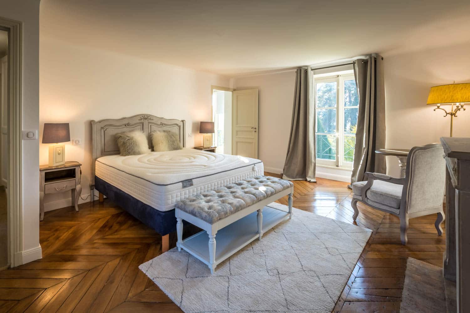grande chambre avec parquet En location courte durée haut de gamme