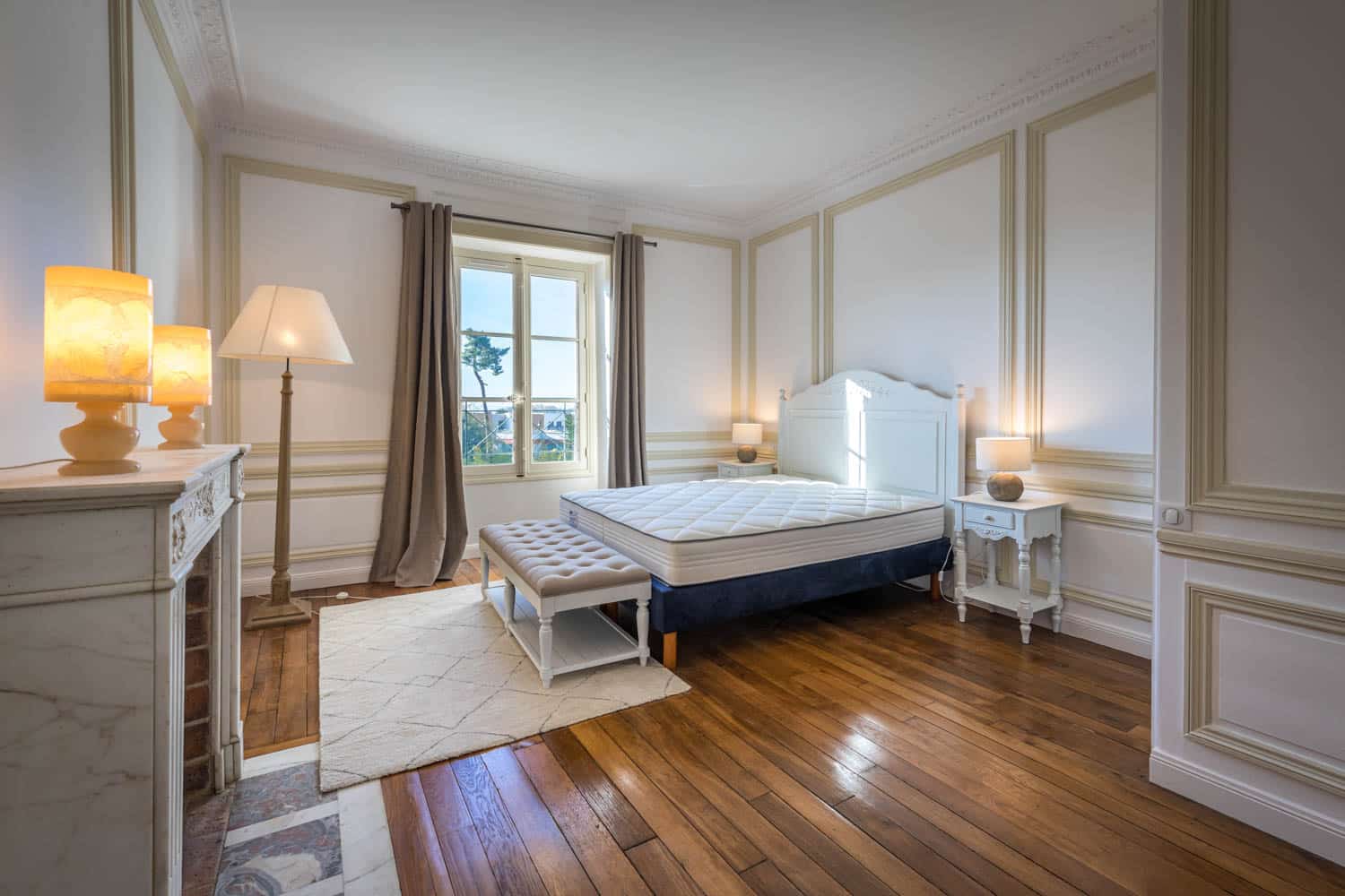 grande chambre avec parquet En location courte durée haut de gamme