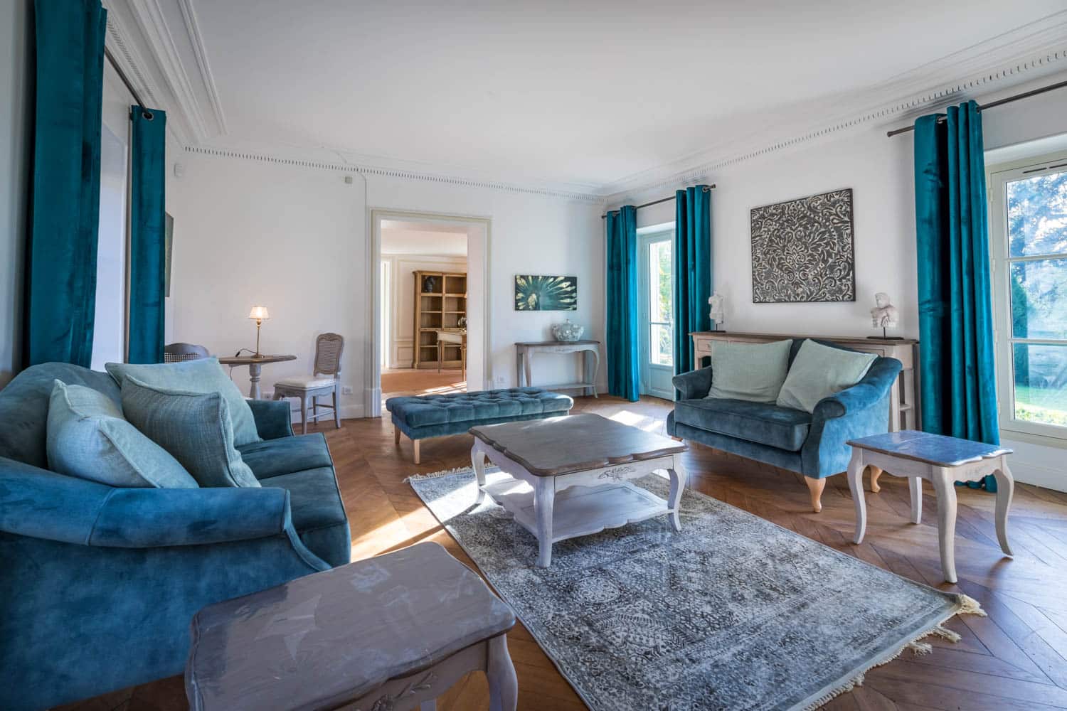 Grand salon bleu luxueux en Conciergerie airbnb versailles