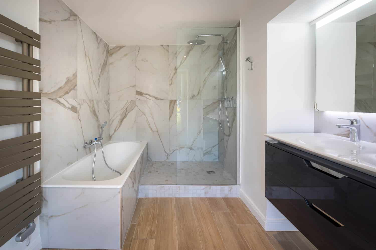 salle de bain avec baignoire et douche en location pour production audio visuelle