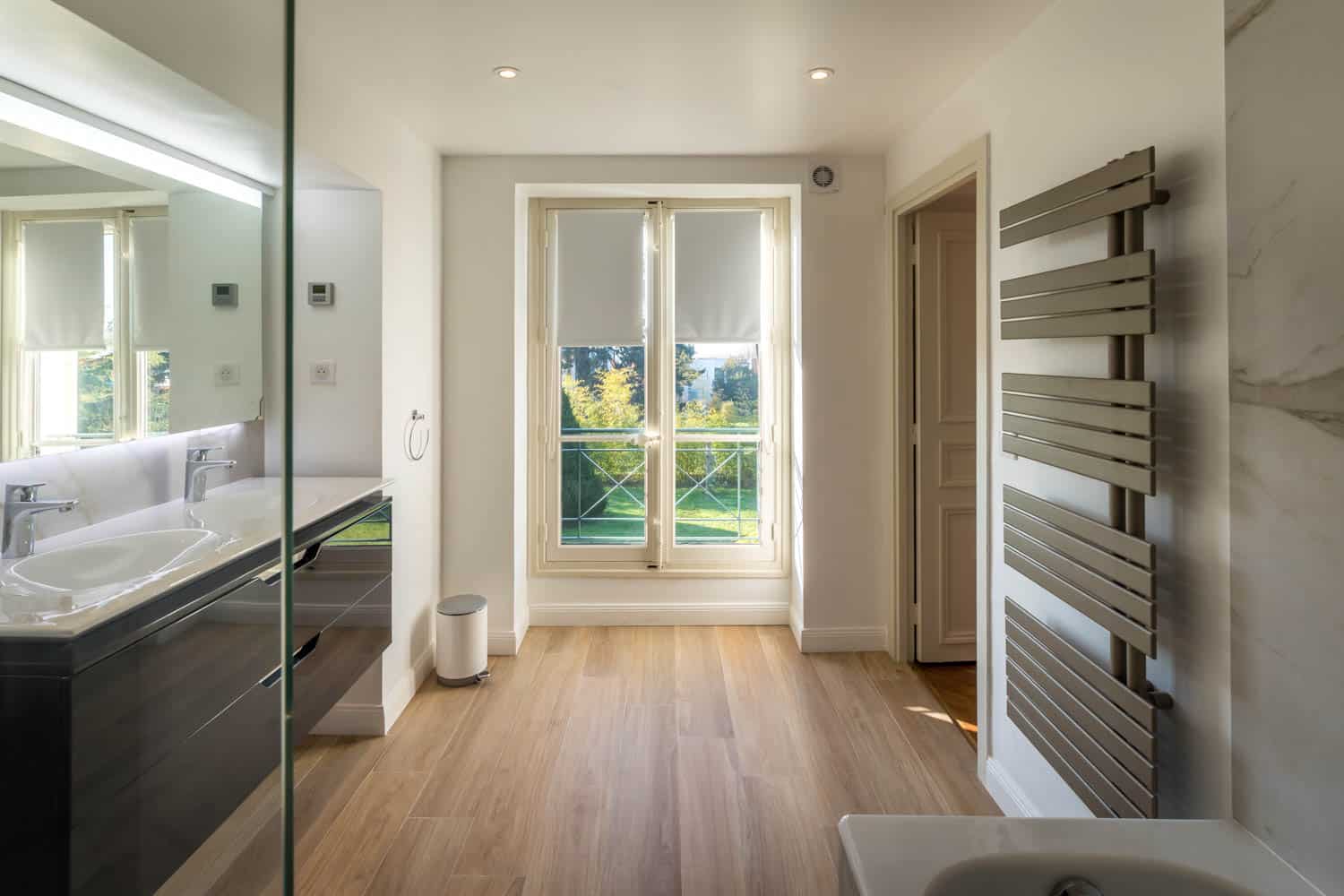 grande salle de bain versailles en Conciergerie airbnb haut de gamme versailles