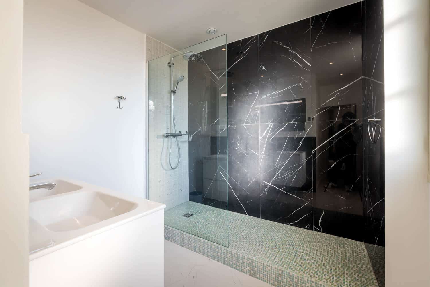 grande cabine de douche luxe en location pour production audio visuelle