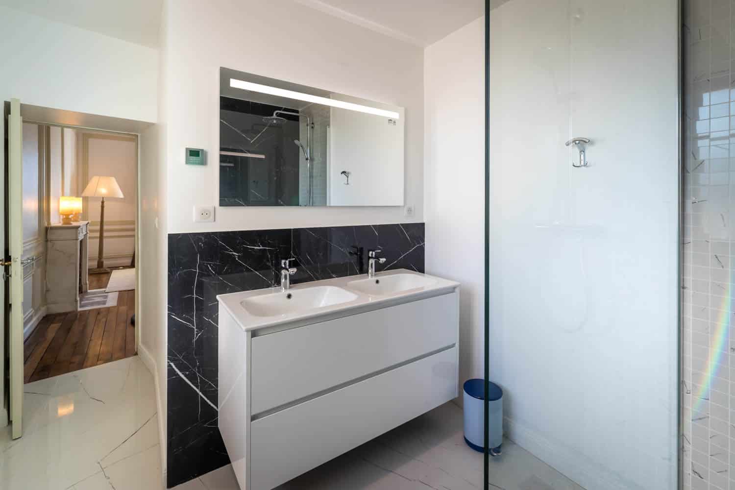 salle de bain avec grande cabine de douche en Service de conciergerie à Versailles