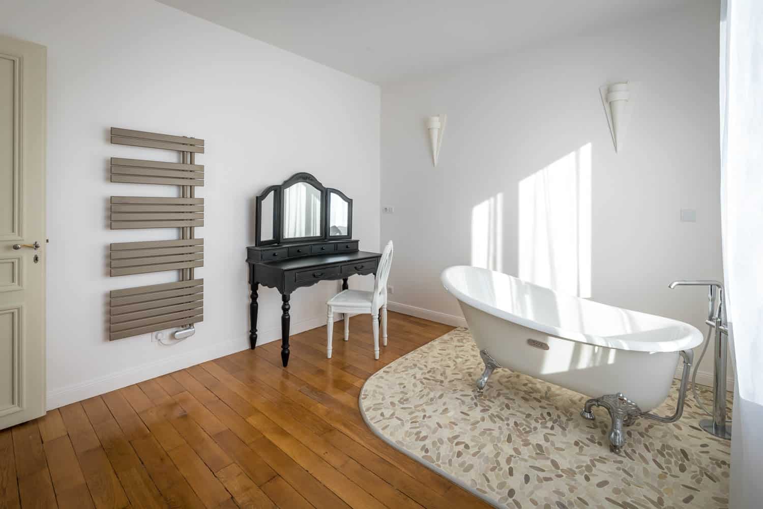 salle de bain luxueuse en Conciergerie airbnb haut de gamme versailles
