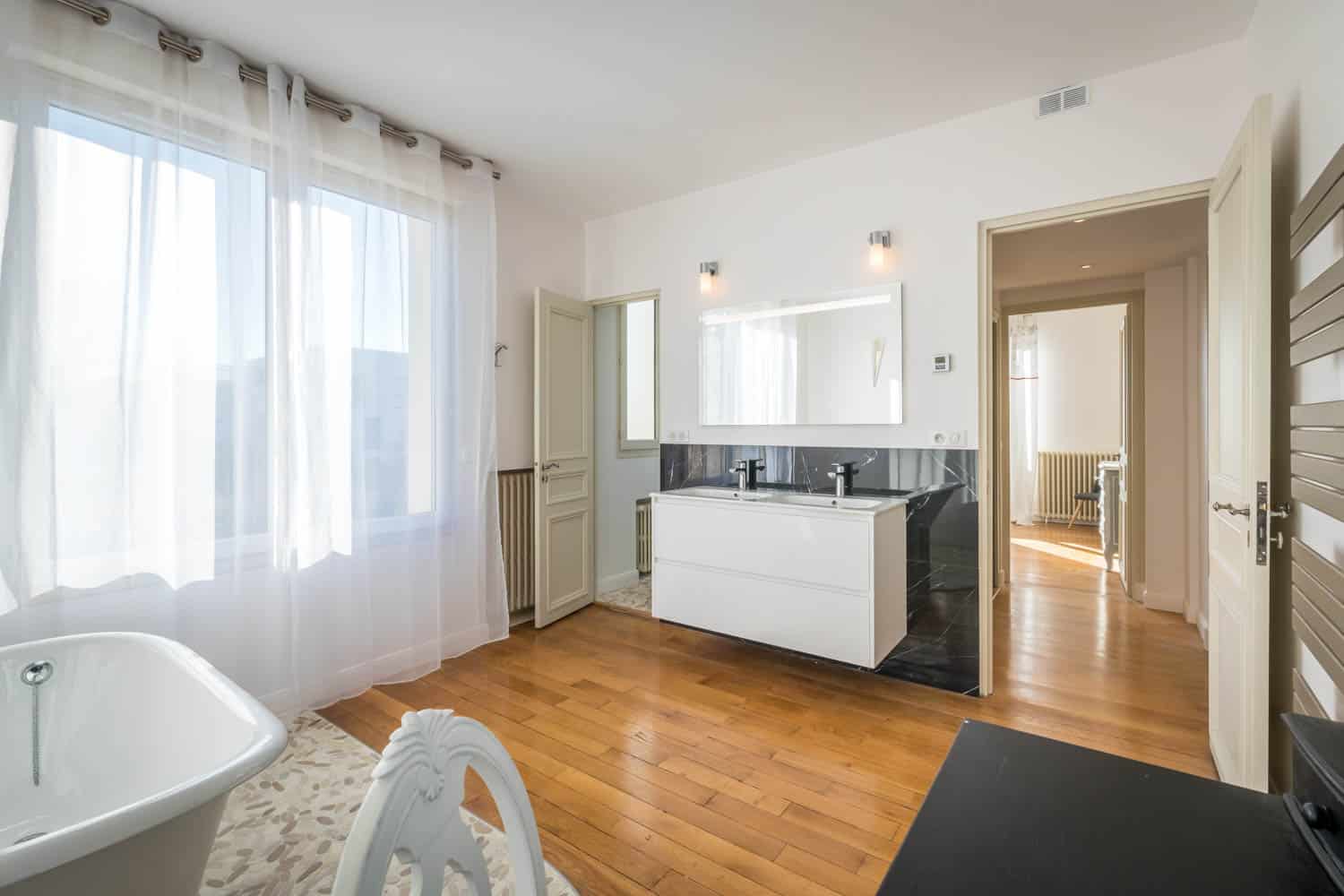 salle de bain luxueuse en Conciergerie airbnb haut de gamme versailles