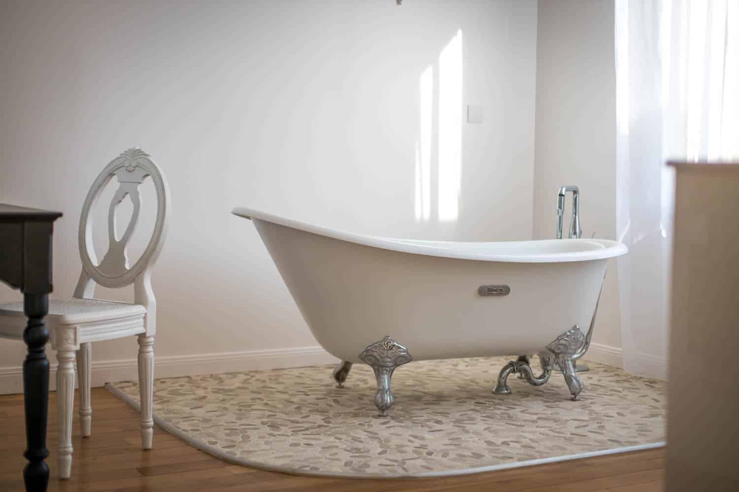 baignoire ancienne disponible en location pour production audio visuelle