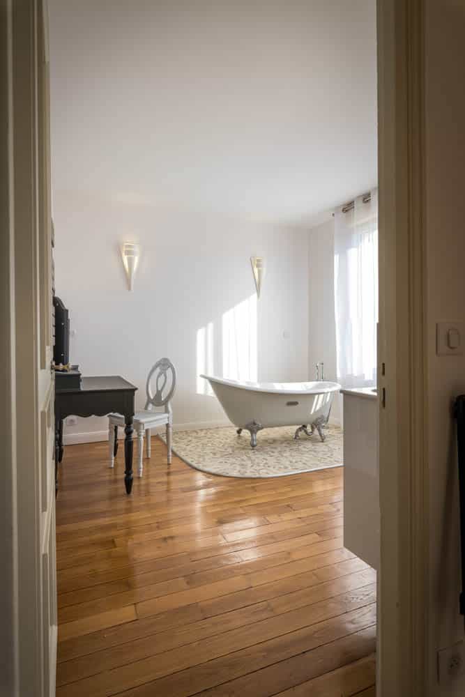baignoire ancienne disponible en location pour production audio visuelle