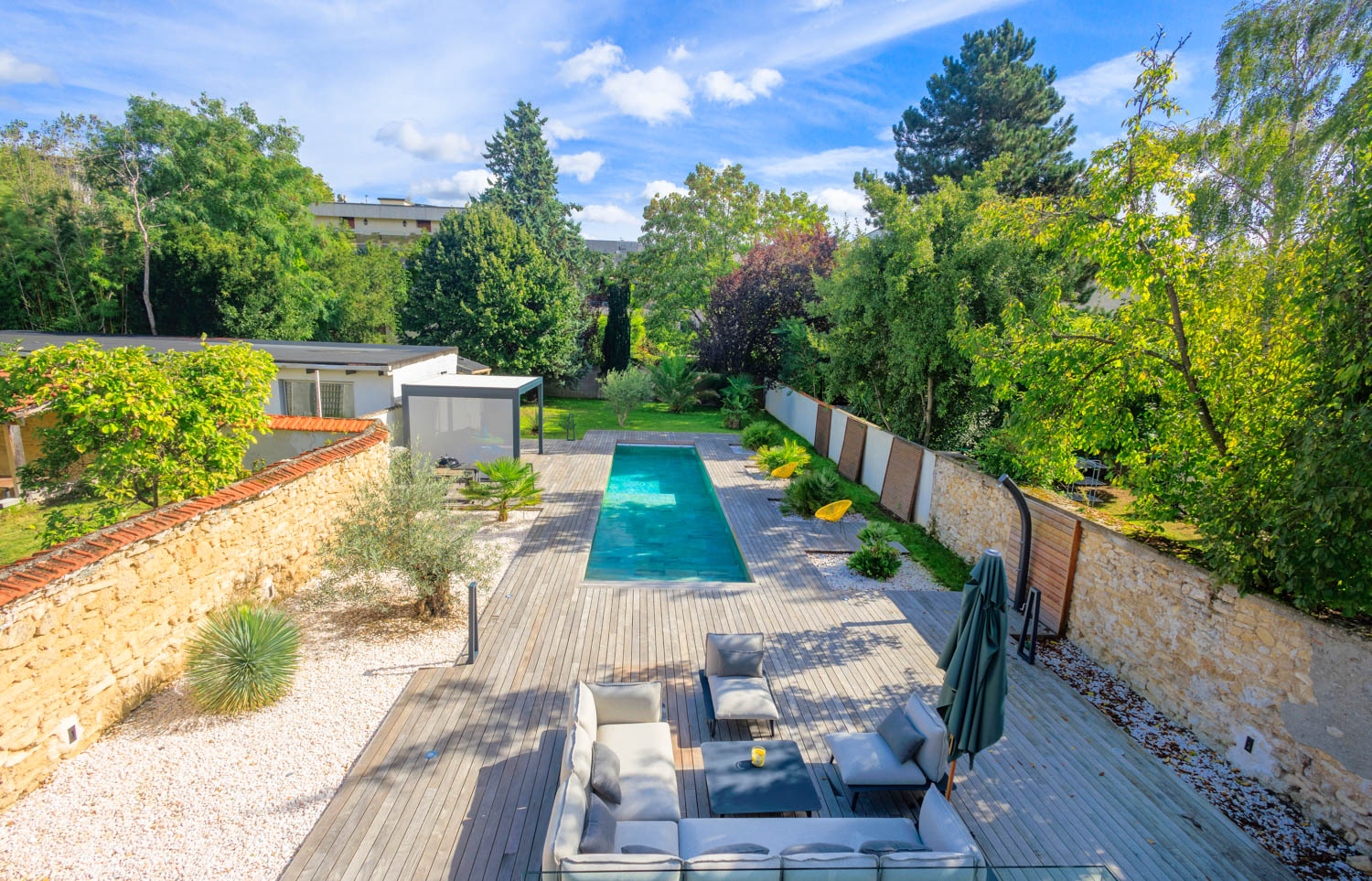 tres grande piscine avec terrasse et salon extérieur En location courte durée sur versailles