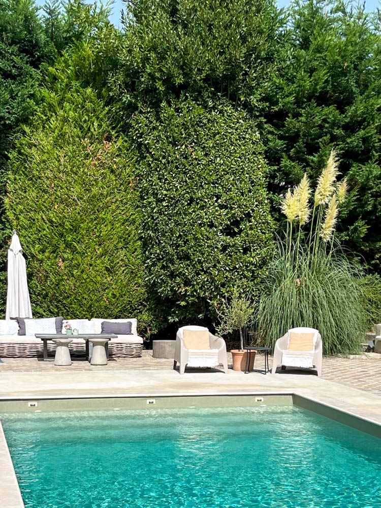 salon extérieur près de la piscine en location pour tournage de film