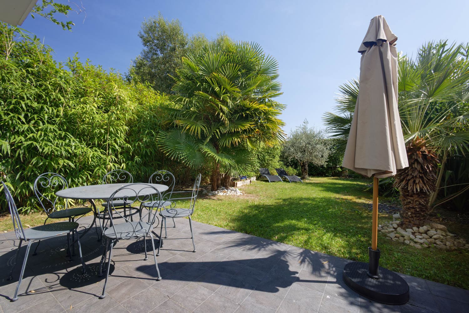 jardin avec terrasse et parasol En location courte durée haut de gamme