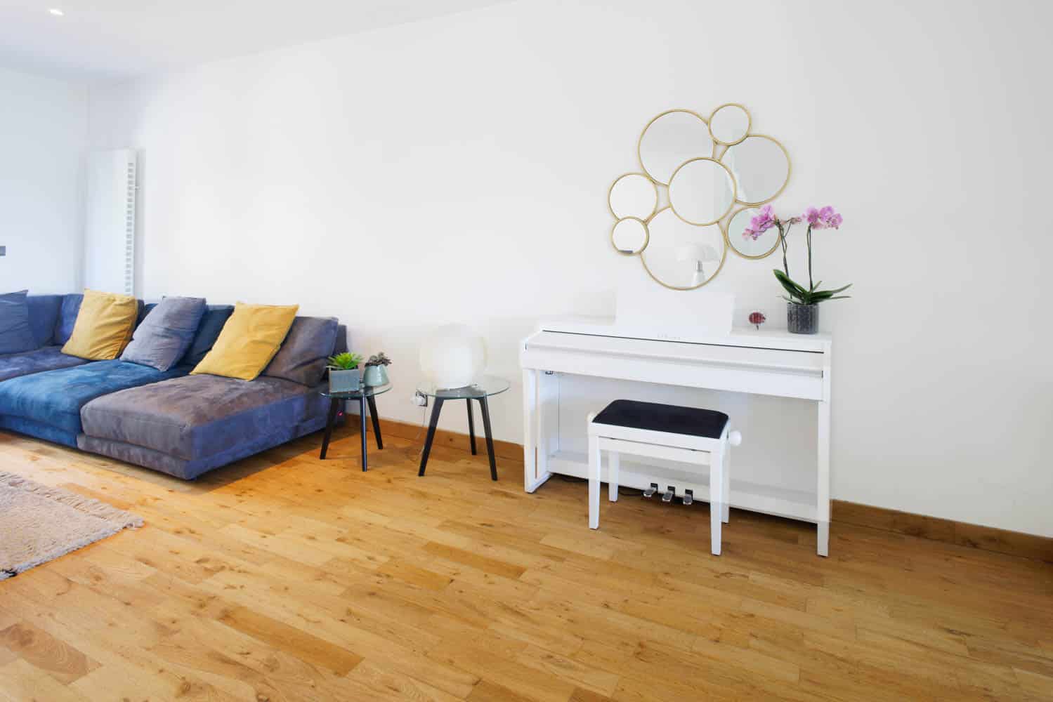 piano dans un salon d'une Locations meublées Versailles