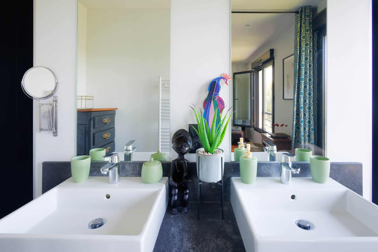 salle de bain avec double vasque en Services de conciergerie premium