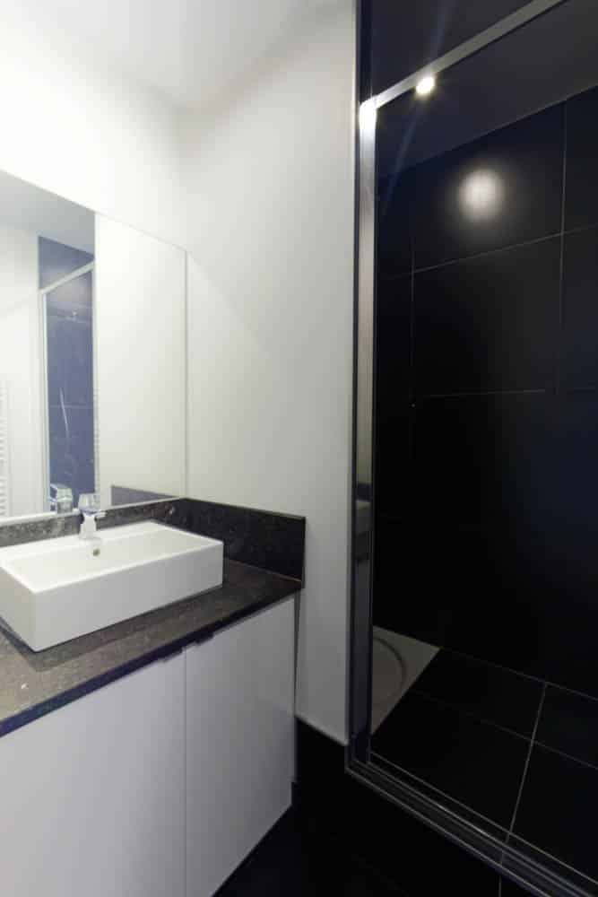 salle de bain avec cabine de douche en Services de conciergerie premium