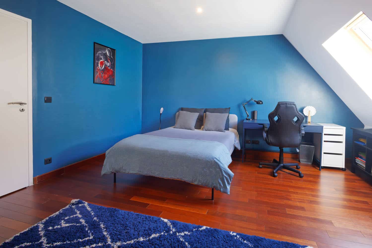 chambre sous toit spacieuse en Gestion de biens haut de gamme