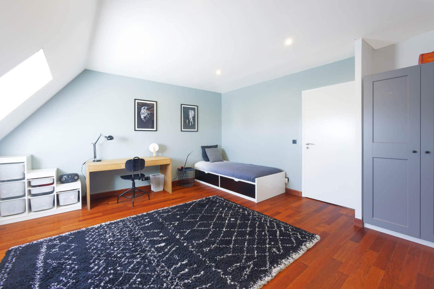 grande chambre avec bureau en Assistance haut de gamme