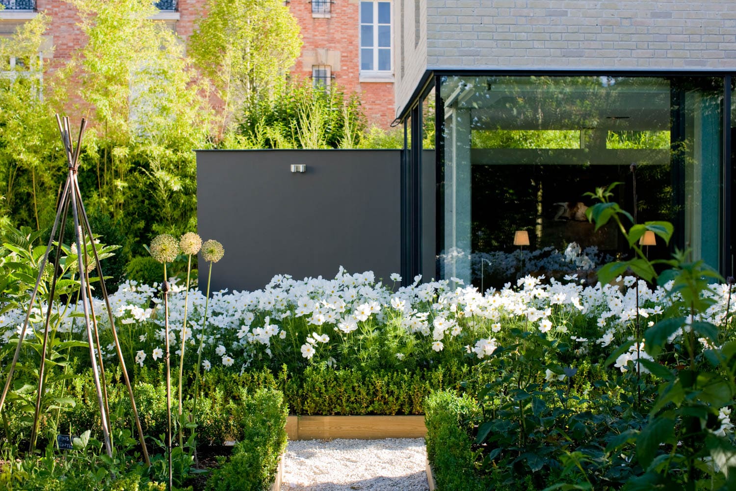 jardin fleuri d'une maison d'architecte en Service de conciergerie à Versailles