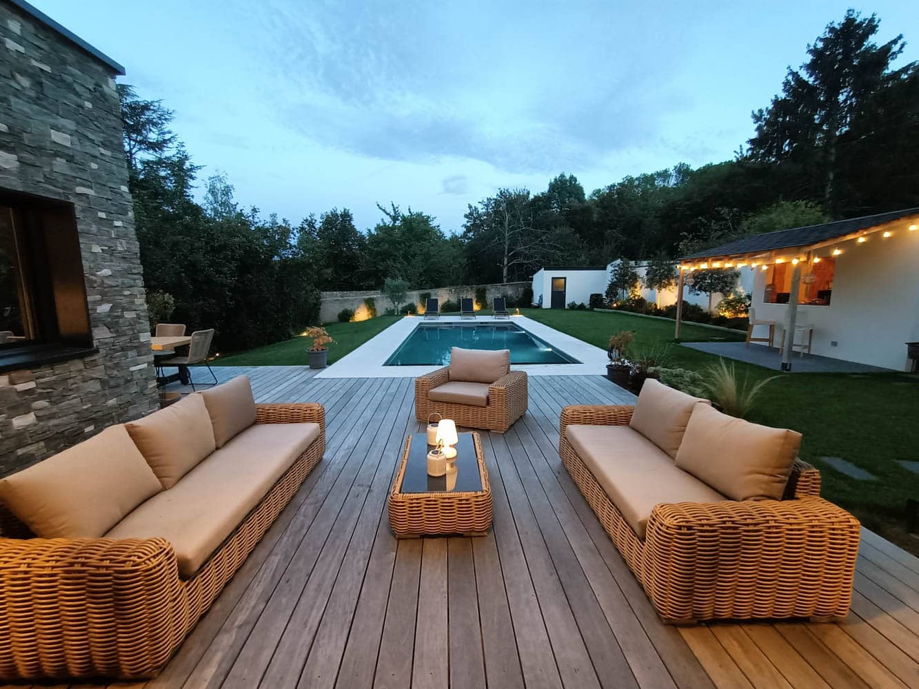 Salon exterieur avec piscine d'une maison en