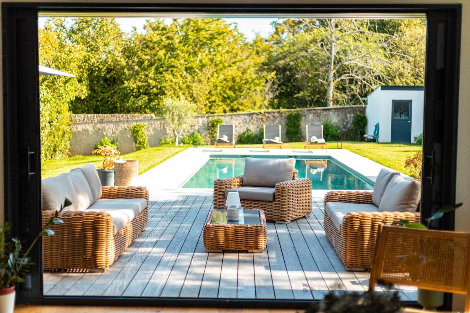 piscine et salon extérieur d'une maison en location airbnb sur versailles
