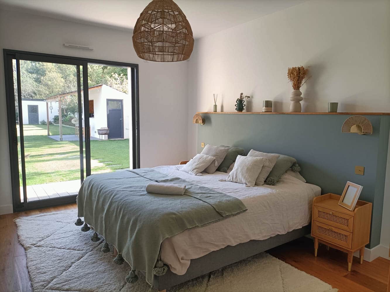 chambre avec lit double d'une maison haut de gamme sur versailles