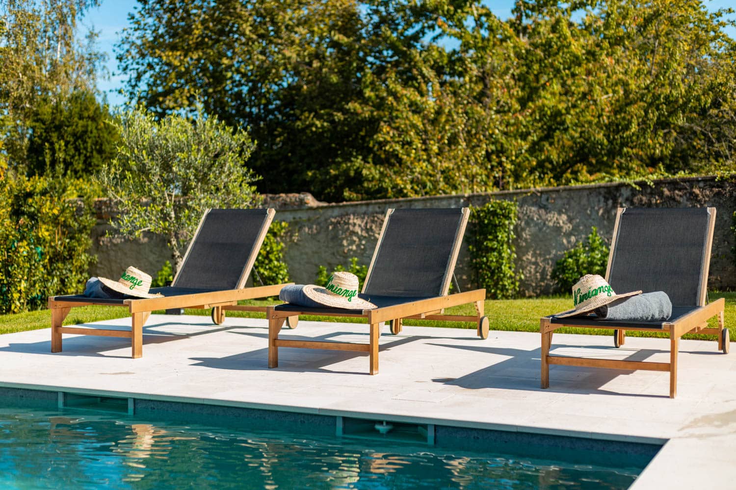 transat au bord de piscine en Logements meublés Versailles