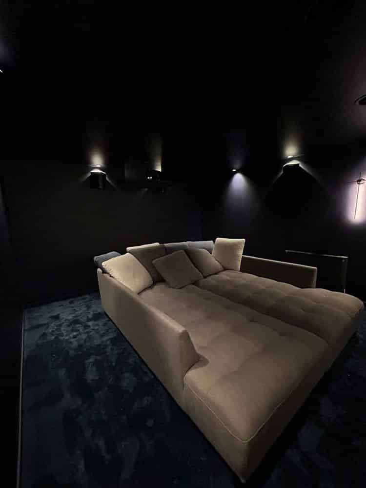 salle de cinema d'une maison en