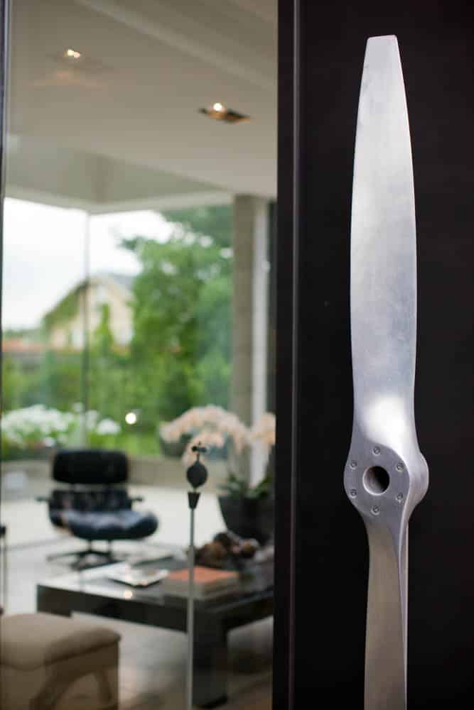 salon avec de l'art dans une maison en location en saisonnier
