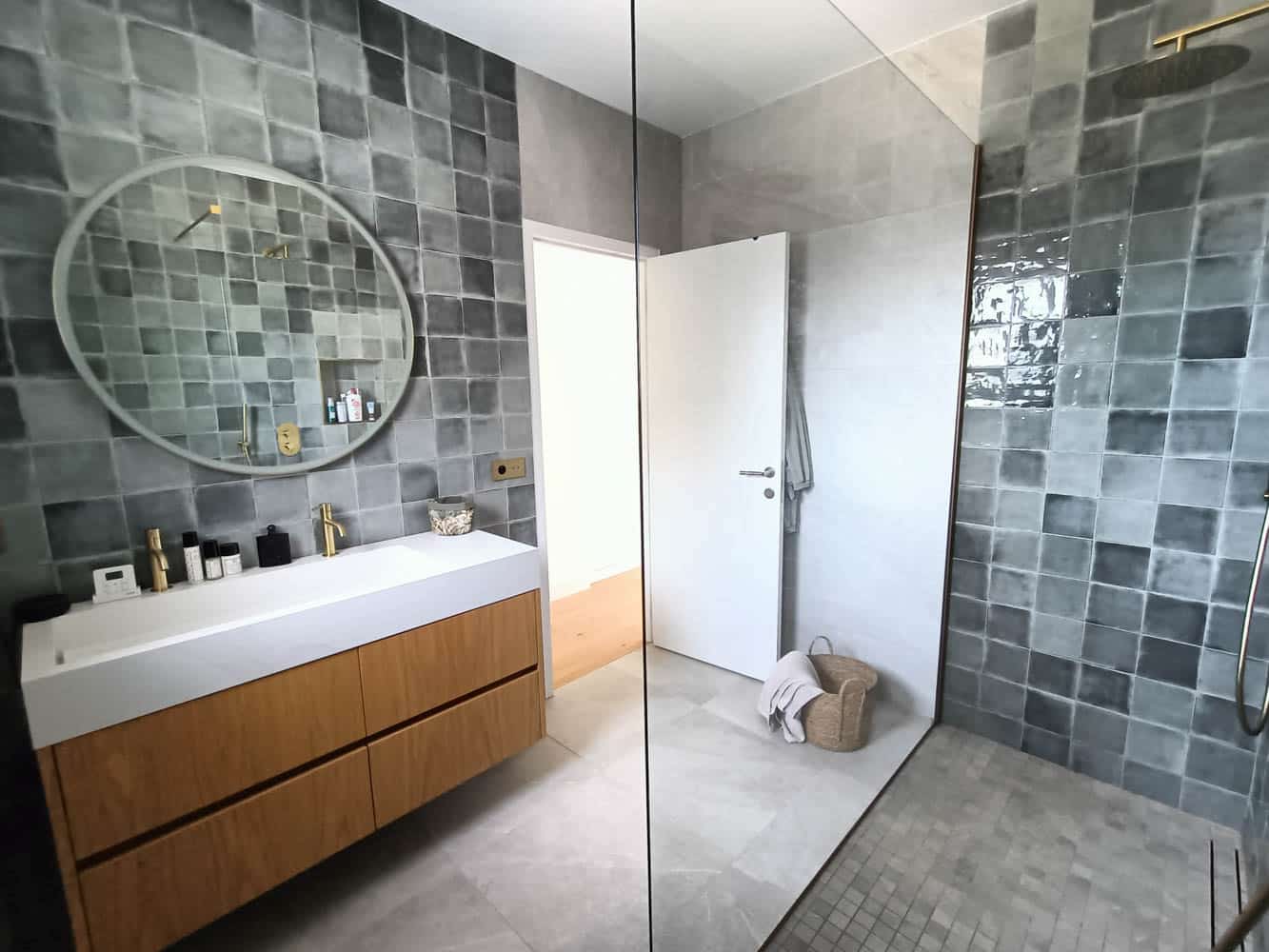 Salle de bain d'un appartement en gestion locative type airbnb