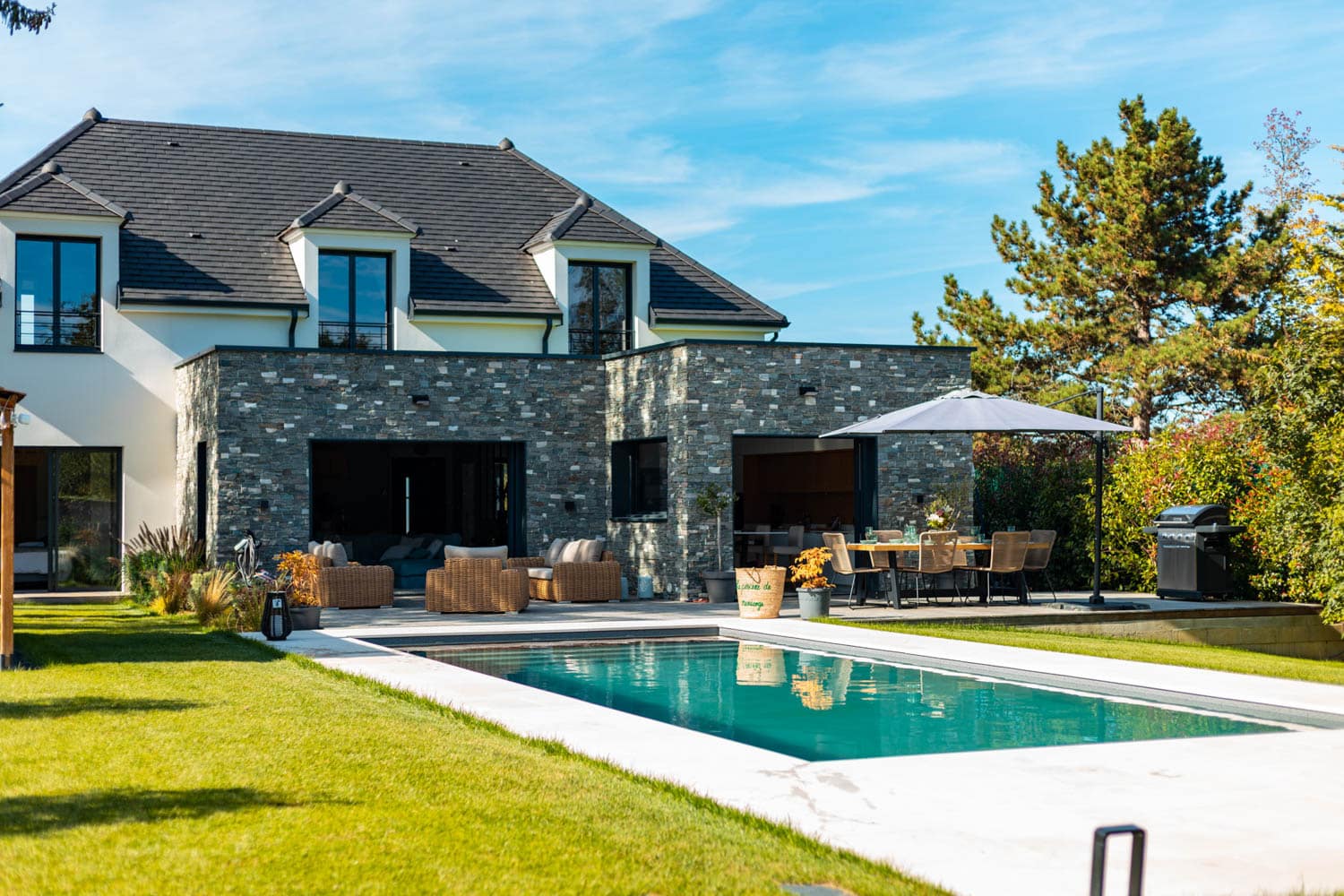 maison avec grand jardin et piscine en