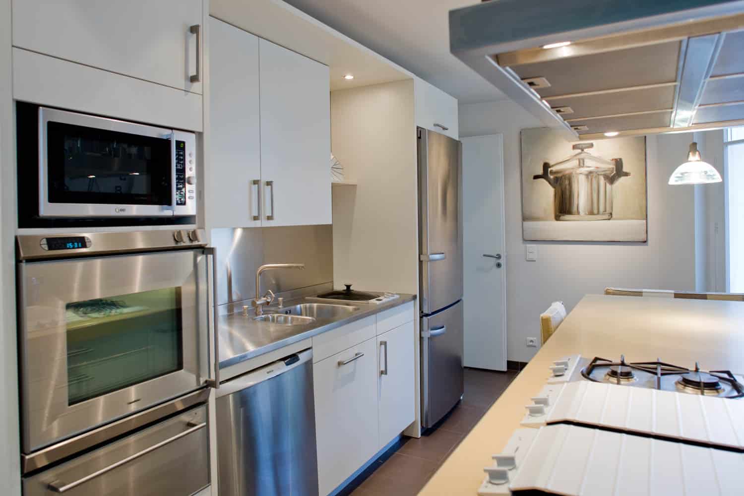 grande cuisine équipée en Conciergerie airbnb versailles