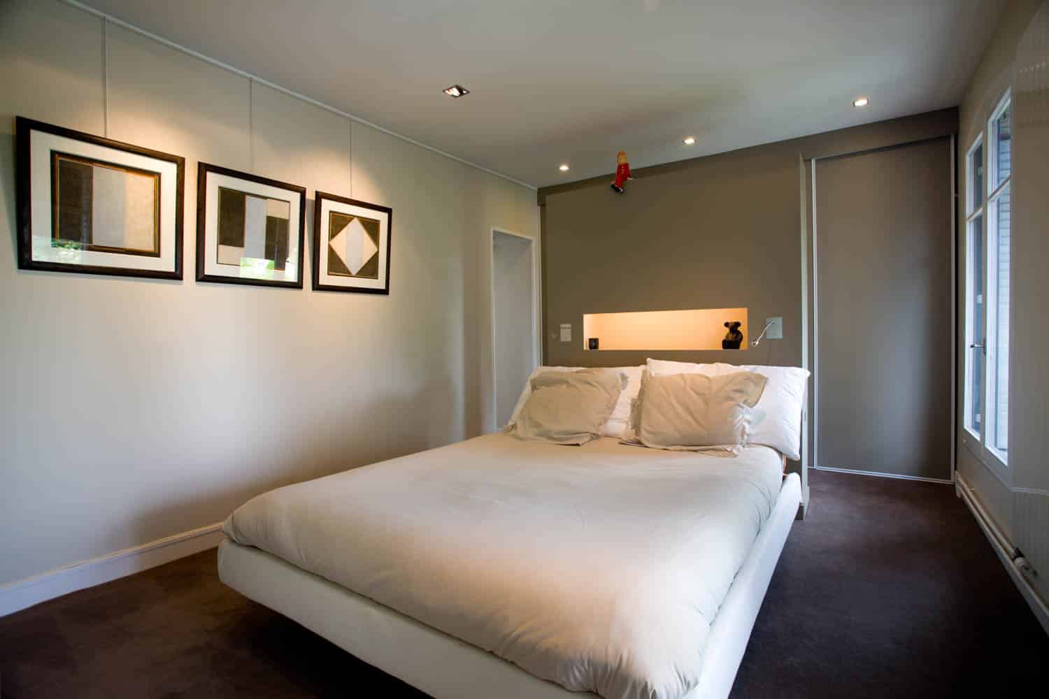 chambre avec tableaux d'une Gestion locative Versailles