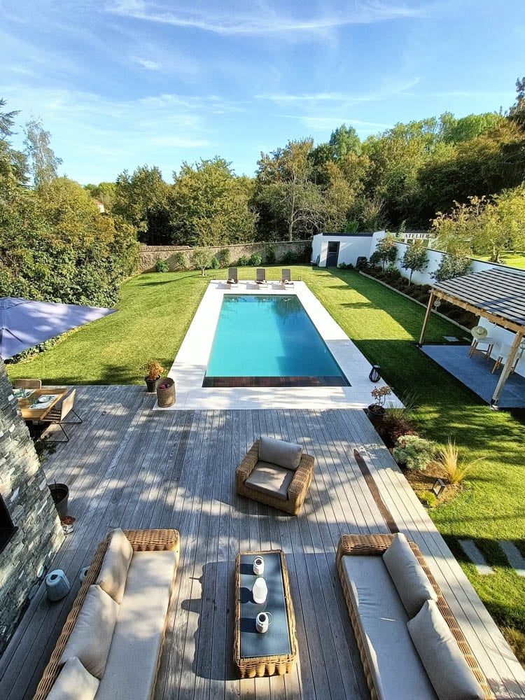 vue aérienne d'une piscine d'une Locations meublées de luxe Versailles