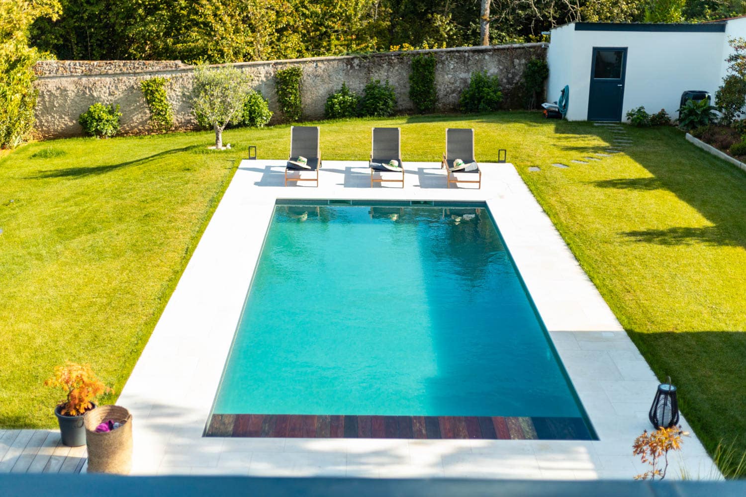 vue aérienne d'une piscine