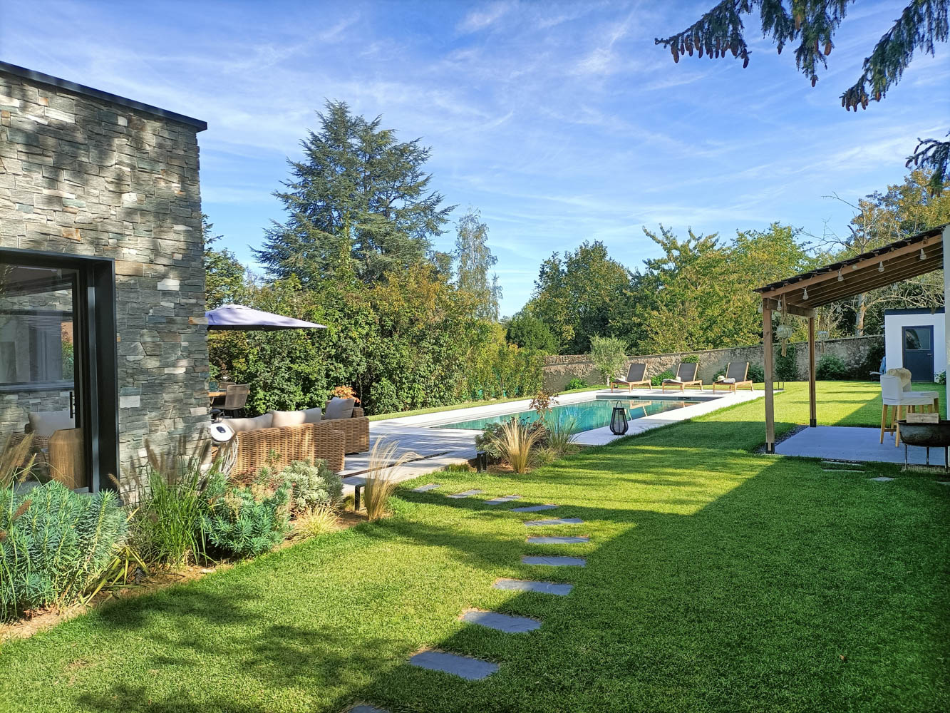 maison avec piscine et jardin en