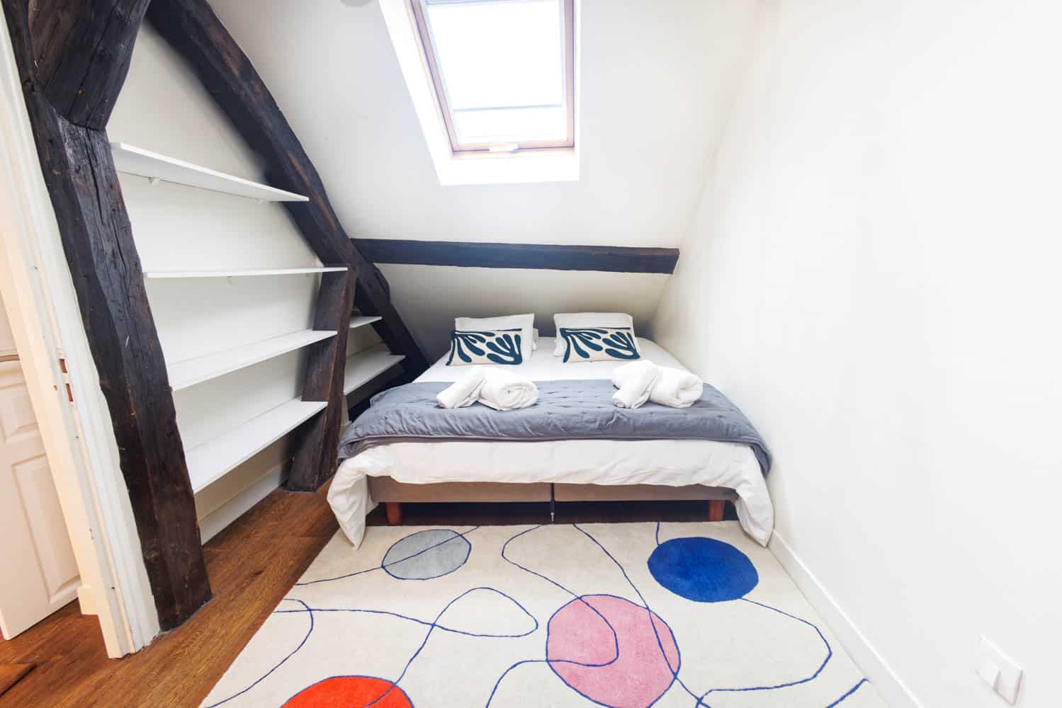 chambre sous les toits d'une maison en location saisonniere