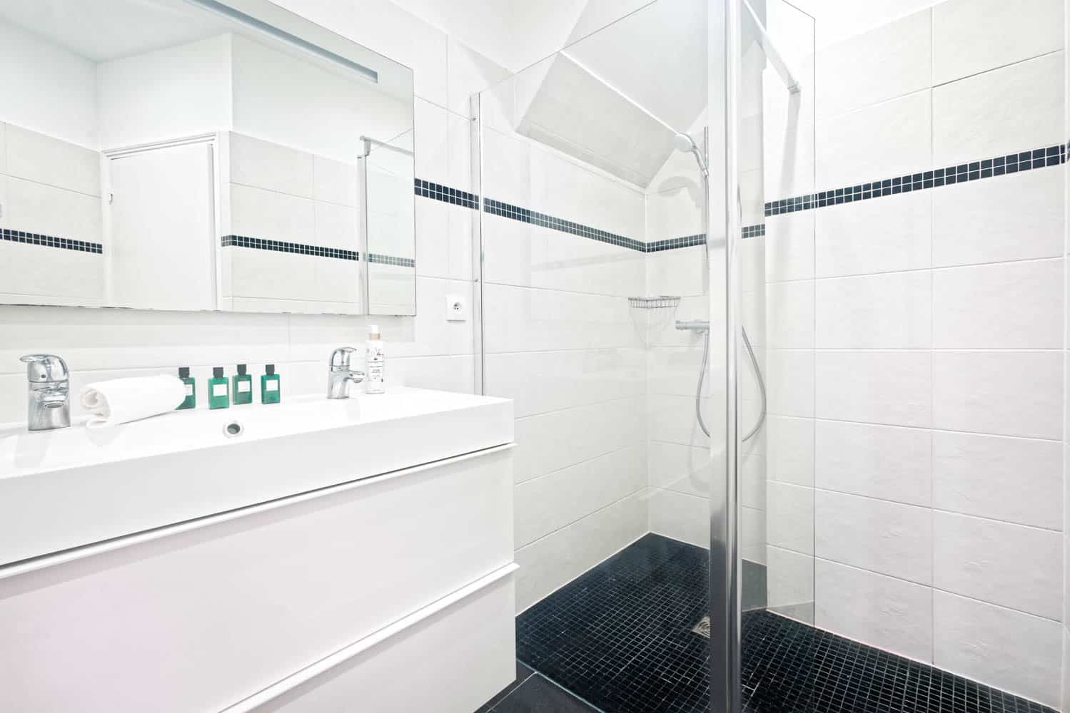 salle de bain spacieuse d'une location en airbnb sur versailles