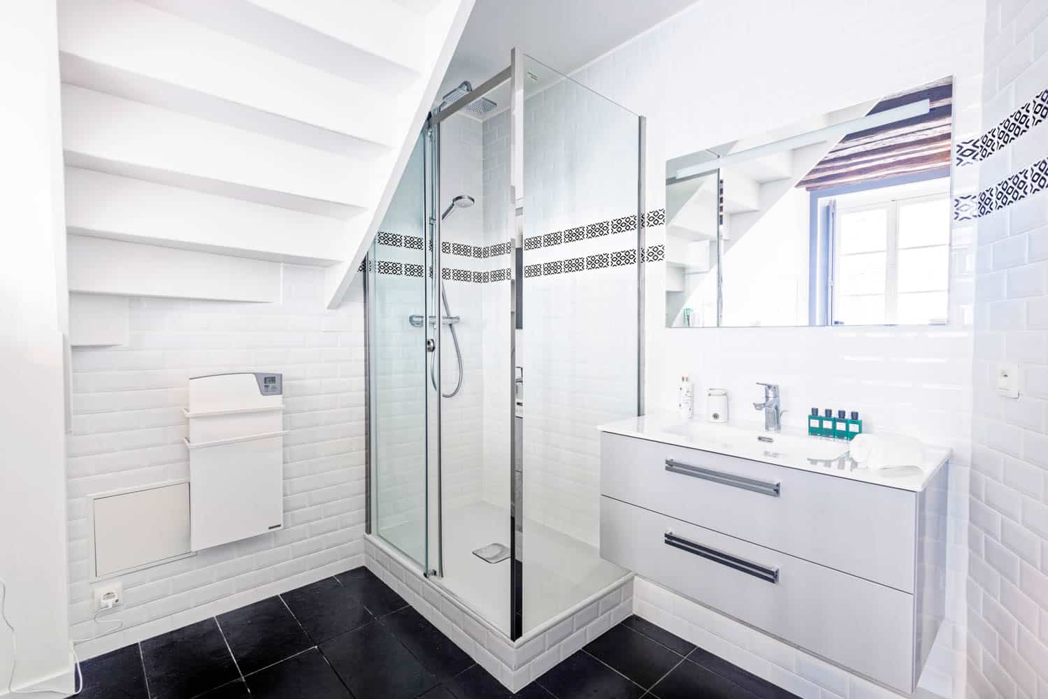 salle de bain avec cabine de douche d'une location haut de gamme sur versailles