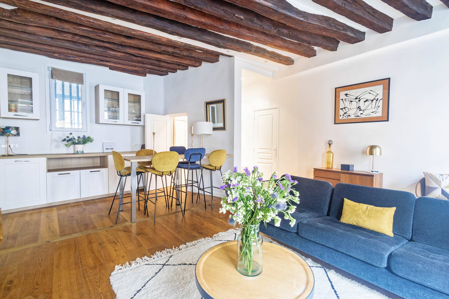 salle à manger avec cheminée en location courte durée sur versailles