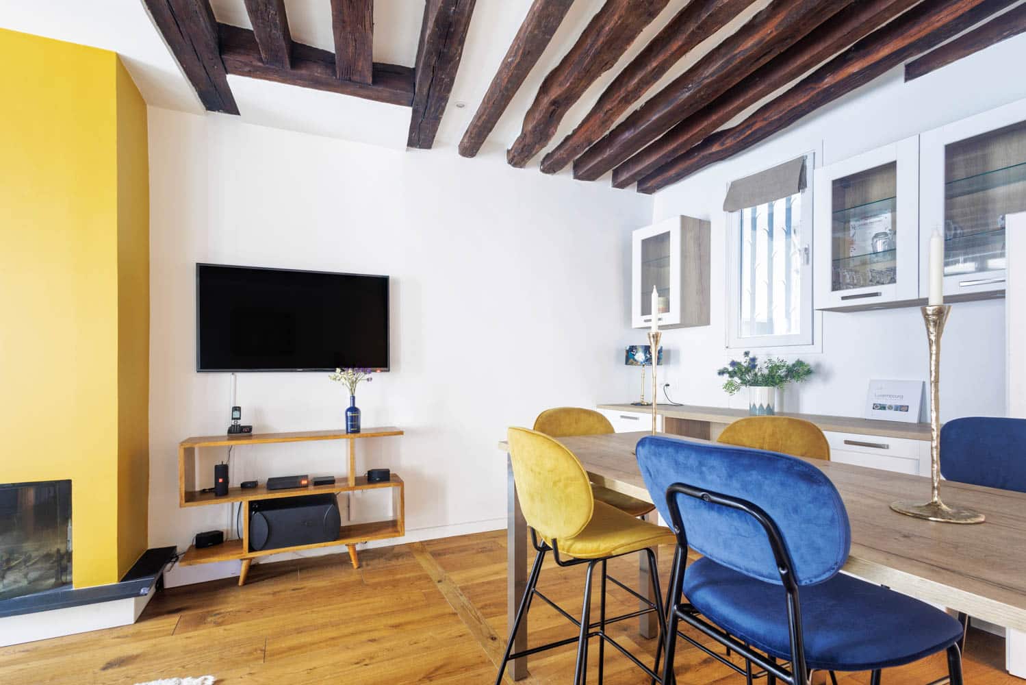 salle à manger avec cheminée en location courte durée