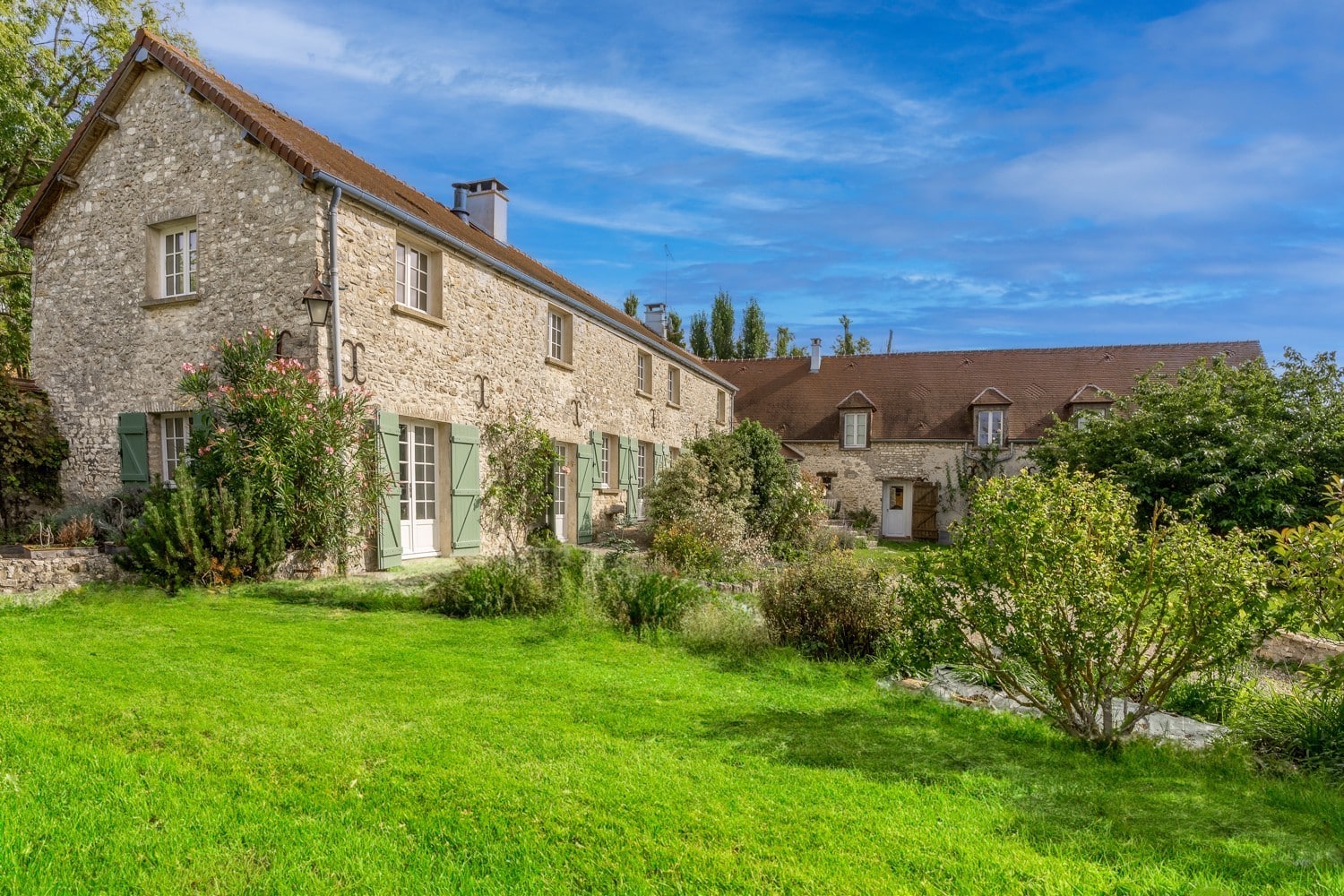 Très belle maison de campagne et ancienne ferme chaleureuse datant de la fin du 19ème siècle entièrement rénovée se situant à Beynes.
