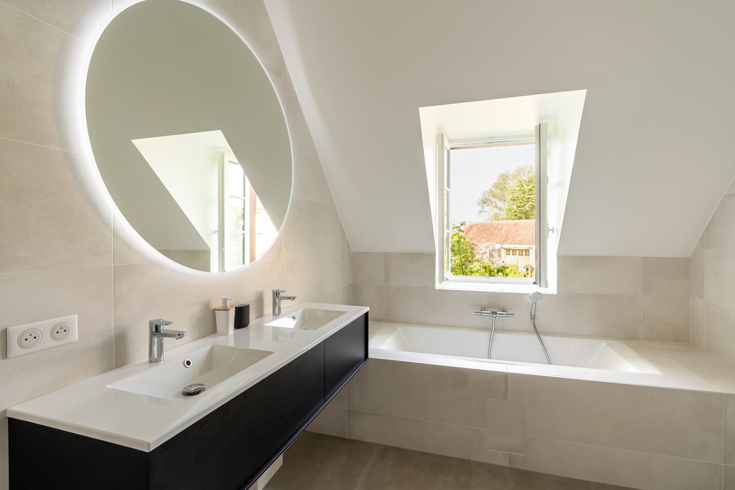 salle de bain d'un bien gérer par un Service de conciergerie à Versailles