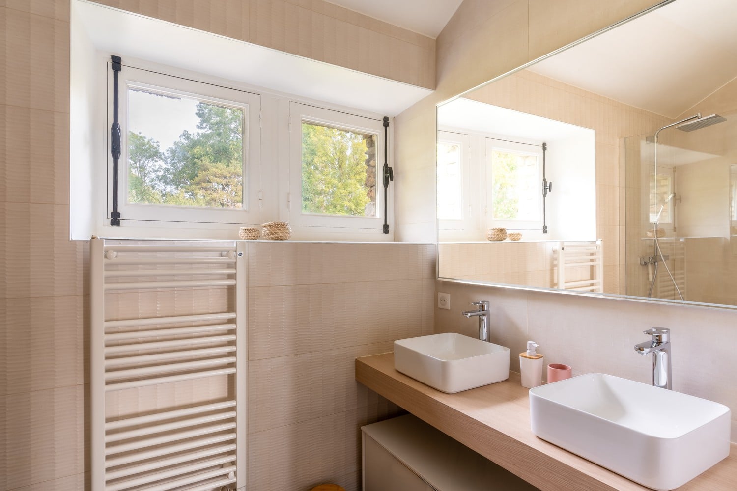 salle de bain d'une location airbnb haut de gamme d'une maison pour les vacances