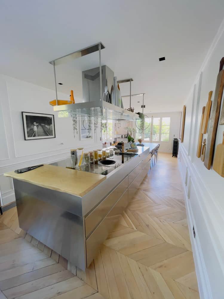 cuisine avec grand plan de travail dans une maison sur versailles en location courte duree