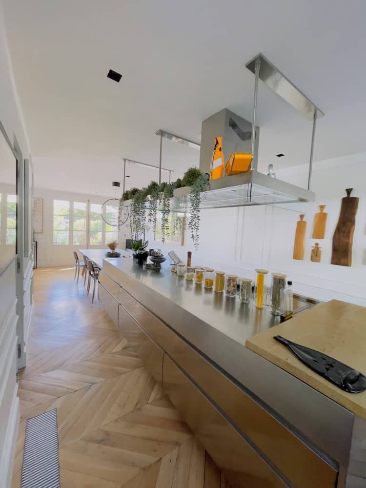 cuisine avec grand plan de travail dans une maison sur versailles en location courte duree