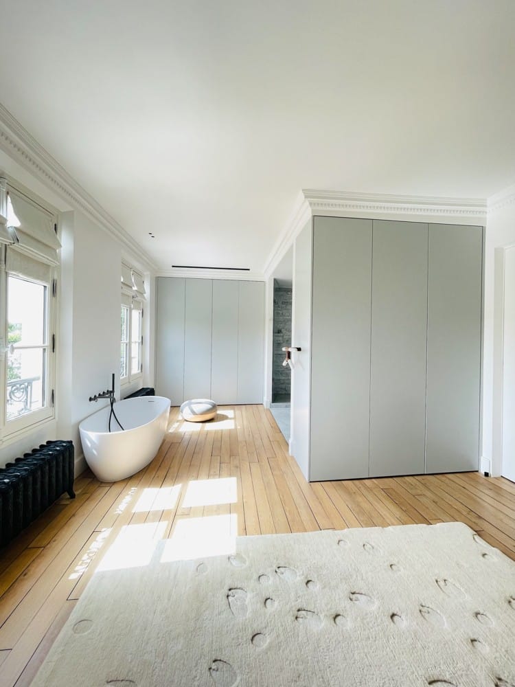 chambre parentale avec baignoire très lumineuse, en location saisonniere
