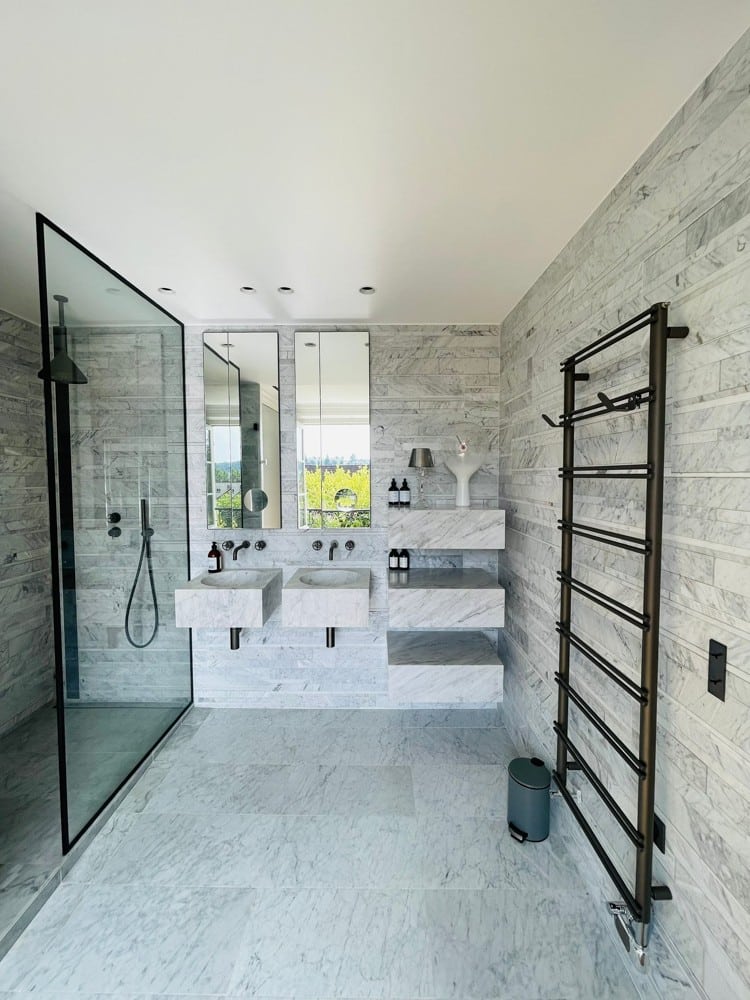 salle de bain luxueuse d'un bien en location saisonniere gérer par une conciergerie airbnb haut de gamme sur Versailles