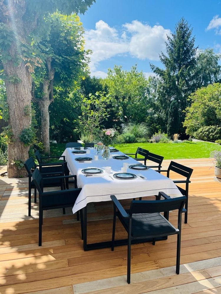 grande table à manger sur terrasse en bois