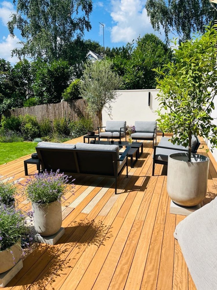 terrasse en bois avec salon exterieur pour production vidéo