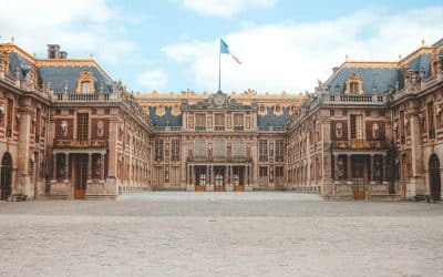 What are the must-see places to visit in Versailles?